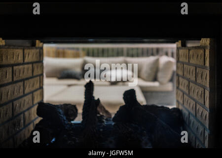 Blick von zwei doppelseitige Kamin mit Couch außerhalb am Dachboden Balkon Stockfoto