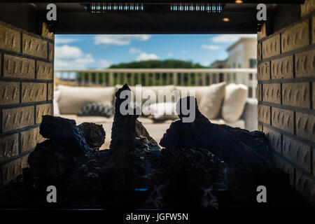 Blick von zwei doppelseitige Kamin mit Couch außerhalb am Dachboden Balkon Stockfoto