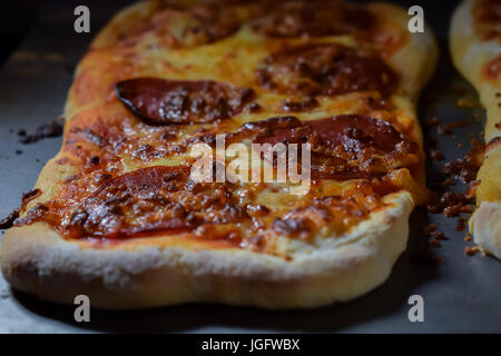 Frische Pizza aus dem Ofen Stockfoto