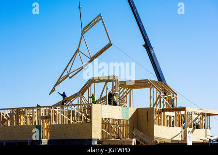 Bauarbeiter bauen ein Fertighaus in einem neuen Wohngebiet Stockfoto