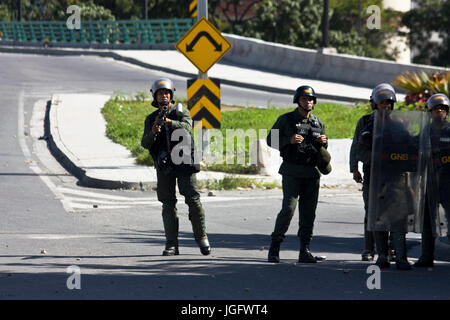 Mitglieder der Bolivarischen National Guard verteilt sich Demonstranten als versuchen, die Francisco Fajardo higway in Caracas, während "El trancazo' Stockfoto