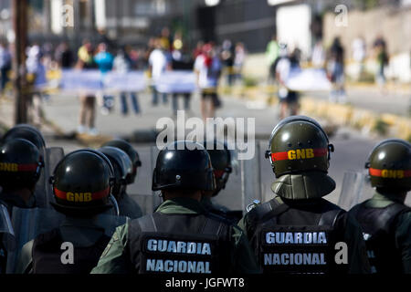 Mitglieder der Bolivarischen National Guard verteilt sich Demonstranten als versuchen, die Francisco Fajardo higway in Caracas, während "El trancazo' Stockfoto