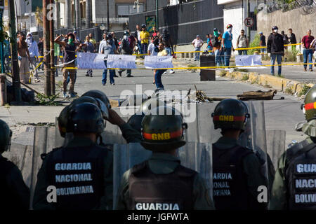 Mitglieder der Bolivarischen National Guard verteilt sich Demonstranten als versuchen, die Francisco Fajardo higway in Caracas, während "El trancazo' Stockfoto