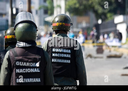 Mitglieder der Bolivarischen National Guard verteilt sich Demonstranten als versuchen, die Francisco Fajardo higway in Caracas, während "El trancazo' Stockfoto