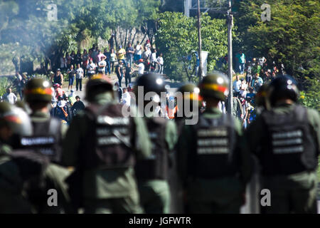 Mitglieder der Bolivarischen National Guard verteilt sich Demonstranten als versuchen, die Francisco Fajardo higway in Caracas, während "El trancazo' Stockfoto