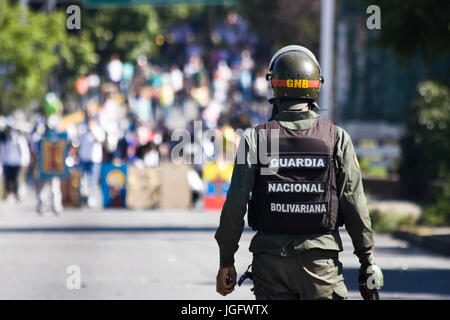 Mitglieder der Bolivarischen National Guard verteilt sich Demonstranten als versuchen, die Francisco Fajardo higway in Caracas, während "El trancazo' Stockfoto