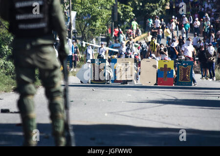 Mitglieder der Bolivarischen National Guard verteilt sich Demonstranten als versuchen, die Francisco Fajardo higway in Caracas, während "El trancazo' Stockfoto