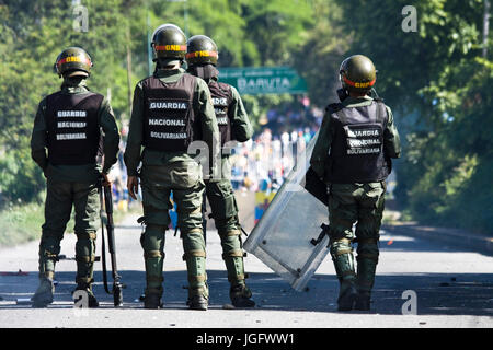 Mitglieder der Bolivarischen National Guard verteilt sich Demonstranten als versuchen, die Francisco Fajardo higway in Caracas, während "El trancazo' Stockfoto