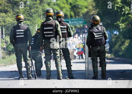 Mitglieder der Bolivarischen National Guard verteilt sich Demonstranten als versuchen, die Francisco Fajardo higway in Caracas, während "El trancazo' Stockfoto