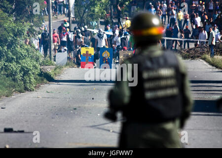 Mitglieder der Bolivarischen National Guard verteilt sich Demonstranten als versuchen, die Francisco Fajardo higway in Caracas, während "El trancazo' Stockfoto