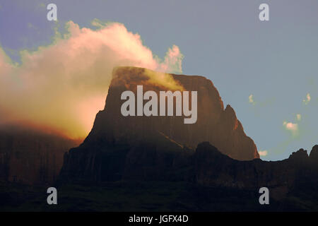 Sentinel Peak bei Dämmerung Thendele Royal Natal Park uKahlamba Drakensberg Park, KwaZulu-Natal, Südafrika Stockfoto
