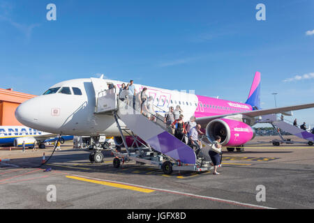 Passagiere aussteigen Wizz Air Airbus A320 Flugzeug am Flughafen London Luton, Luton, Bedfordshire, England, Vereinigtes Königreich Stockfoto