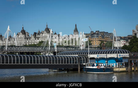 Royal Festival Pier am Fluss Themse in London Stockfoto