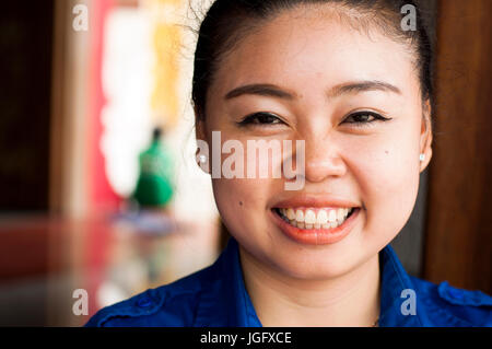 Porträt der jungen Frau in Stadtpfosten Schrein, Vientiane, Laos Stockfoto
