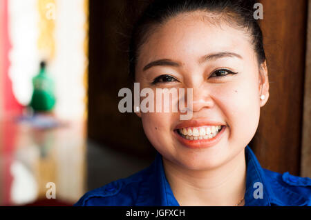 Porträt der jungen Frau in Stadtpfosten Schrein, Vientiane, Laos Stockfoto
