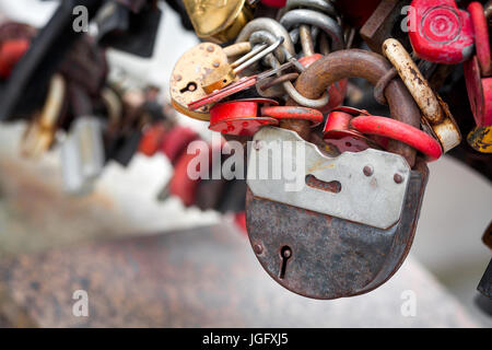 Vorhängeschloss. große, rostige, in der Straße, viele kleine Schlösser. Marmor Brücke. Stockfoto