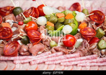 Fleisch-Vorspeise. Teller mit Wurst Wurst mit Gemüse für Aperitif-Zeit Stockfoto