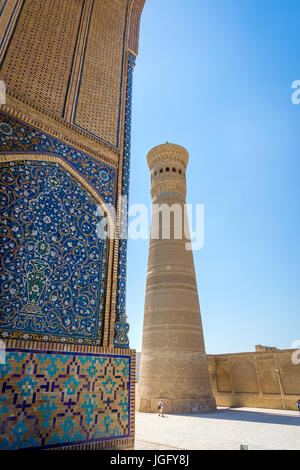 BUCHARA, Usbekistan - 31. AUGUST: Blick auf Kalyan Minarett in Buchara aus dem Bogen von der Madrassa. August 2016 Stockfoto