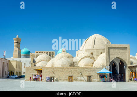 BUCHARA, Usbekistan - SEPTEMBER 4: Blick zum Kuppeln von Buchara Taqi Zargaronn Basar an sonnigen Tag. September 2016 Stockfoto