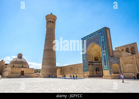 Buchara, Usbekistan - 31. August: Blick auf Kalyan Minarett in Buchara und Menschen vorbei. August 2016 Stockfoto