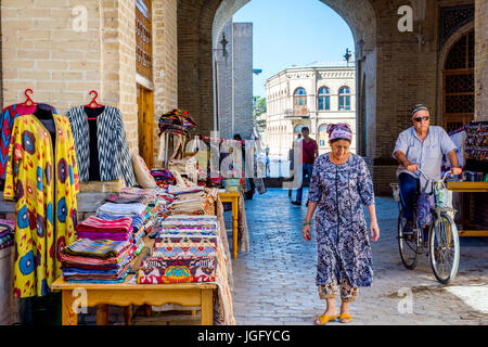 BUCHARA, Usbekistan - SEPTEMBER 4: Street Bazaar mit Souvenirs und traditionelle usbekische Kleidung in der Innenstadt von Buchara. September 2016 Stockfoto