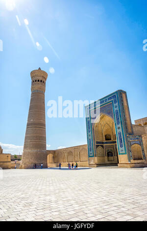 Buchara, Usbekistan - 31. August: Blick auf Kalyan Minarett in Buchara und Menschen vorbei. August 2016 Stockfoto