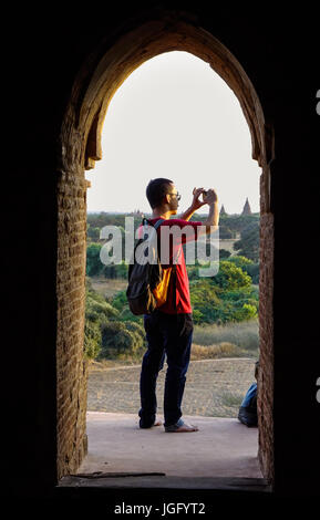 Bagan, Myanmar - 5. Februar 2017. Ein Tourist steht und Fotografieren in einem Tempel in Bagan, Myanmar. Bagan ist eine alte Stadt, die war die Hauptstadt des t Stockfoto