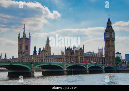 London Southbank Palace of Westminster mit Blick auf Big Ben Stockfoto