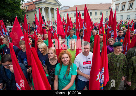 Vilnius, Litauen. 6. Juli 2017. Menschen darauf vorbereiten, feiern den Tag der Staatlichkeit in Vilnius, Litauen, 6. Juli 2017 laufen. Der Eigenstaatlichkeit-Tag ist ein jährlicher Feiertag in Litauen feierte am 6. Juli zum Gedenken an die Krönung im Jahre 1253 von Mindaugas als der König von Litauen. Bildnachweis: Alfredas Pliadis/Xinhua/Alamy Live-Nachrichten Stockfoto