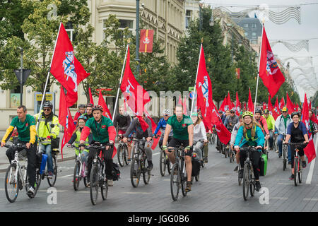 Vilnius, Litauen. 6. Juli 2017. Menschen fahren Fahrräder um die Staatlichkeit in Vilnius, Litauen, 6. Juli 2017 feiern. Der Eigenstaatlichkeit-Tag ist ein jährlicher Feiertag in Litauen feierte am 6. Juli zum Gedenken an die Krönung im Jahre 1253 von Mindaugas als der König von Litauen. Bildnachweis: Alfredas Pliadis/Xinhua/Alamy Live-Nachrichten Stockfoto