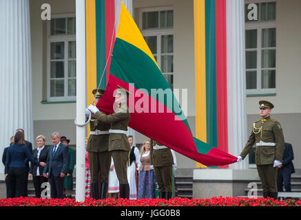 Vilnius, Litauen. 6. Juli 2017. Litauische Ehrengarde hissen die nationale Flagge anlässlich des Tag der Staatlichkeit in Vilnius, Litauen, 6. Juli 2017. Der Eigenstaatlichkeit-Tag ist ein jährlicher Feiertag in Litauen feierte am 6. Juli zum Gedenken an die Krönung im Jahre 1253 von Mindaugas als der König von Litauen. Bildnachweis: Alfredas Pliadis/Xinhua/Alamy Live-Nachrichten Stockfoto