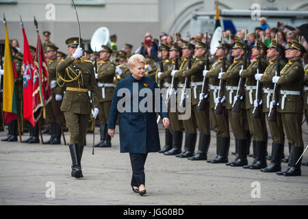 Vilnius, Litauen. 6. Juli 2017. Die litauische Staatspräsidentin Dalia Grybauskaite (vorne) sieht die Ehrengarde anlässlich des Tag der Staatlichkeit in Vilnius, Litauen, 6. Juli 2017. Der Eigenstaatlichkeit-Tag ist ein jährlicher Feiertag in Litauen feierte am 6. Juli zum Gedenken an die Krönung im Jahre 1253 von Mindaugas als der König von Litauen. Bildnachweis: Alfredas Pliadis/Xinhua/Alamy Live-Nachrichten Stockfoto