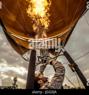 Igualada, Spanien. 6. Juli 2017. Ein Ballonfahrer bläst seinem Heißluftballon vor dem Start am 21. European Balloon Festival. Der erste Flug bei der 21. Auflage des Igualada, vier Tage langen europäischen Ballon-Festival, die größte Konzentration, Wettbewerb und Festival der Heißluftballons in Spanien mit mehr als 50 internationalen Teams sind im Gange. Bildnachweis: Matthias Oesterle/Alamy Live-Nachrichten Stockfoto