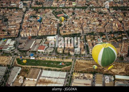 Igualada, Spanien. 6. Juli 2017. Heißluftballons schweben in den Himmel am frühen Morgen über Igualada bei der 21. Europäischen Ballonfestival. Der erste Flug bei der 21. Auflage des Igualada, vier Tage langen europäischen Ballon-Festival, die größte Konzentration, Wettbewerb und Festival der Heißluftballons in Spanien mit mehr als 50 internationalen Teams sind im Gange. Bildnachweis: Matthias Oesterle/Alamy Live-Nachrichten Stockfoto