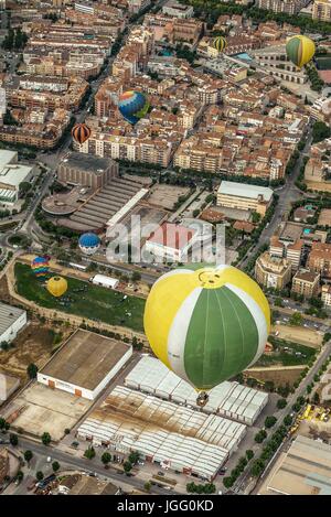 Igualada, Spanien. 6. Juli 2017. Heißluftballons schweben in den Himmel am frühen Morgen über Igualada bei der 21. Europäischen Ballonfestival. Der erste Flug bei der 21. Auflage des Igualada, vier Tage langen europäischen Ballon-Festival, die größte Konzentration, Wettbewerb und Festival der Heißluftballons in Spanien mit mehr als 50 internationalen Teams sind im Gange. Bildnachweis: Matthias Oesterle/Alamy Live-Nachrichten Stockfoto