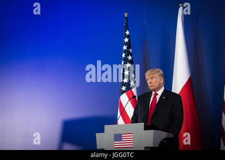 Warschau, Polen. 6. Juli 2017. US-Präsident Donald Trump nimmt an einer gemeinsamen Pressekonferenz mit Präsident Polens Andrzej Duda (unsichtbaren) in Warschau, Polen, 6. Juli 2017. Bildnachweis: Chen Xu/Xinhua/Alamy Live-Nachrichten Stockfoto
