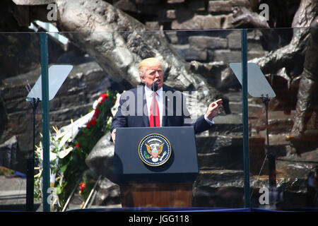 Warschau, Polen. 6. Juli 2017. US-Präsident Donald J. Trump Adressen Antrittsrede vor Publikum in Warschau. Begleitet wird er von First Lady Melania Trump und seine Sekretärin Ivanka Trump Jared Kushner. Der US-Präsident verbindet die drei Meere Gipfel in Warschau vor der Überschrift des G20-Gipfels (Deutschland). Bildnachweis: Jake Ratz/Alamy Live-Nachrichten Stockfoto