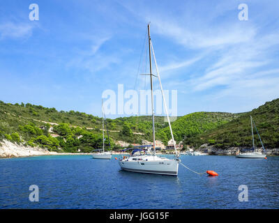 Yacht und kroatischen Landschaft, Insel Bisevo, Kroatien, Sommer 2016 Stockfoto