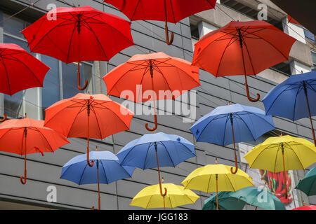 London, UK. 6. Juli 2017. Menschen unter bunten Sonnenschirmen in Eden Einkaufszentrum Kingston, Surrey an einem heißen schwülen Tag Kredit bergende: Amer Ghazzal/Alamy Live-Nachrichten Stockfoto