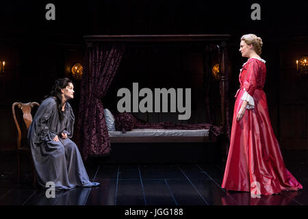 London, UK. 6. Juli 2017. L-r: Emma Cunniffe und Romola Garai. Nach einem ausverkauften Lauf im Swan Theatre in London in 2015 / 16 überträgt die Royal Shakespeare Company Produktion von Königin Anne, das Theatre Royal Haymarket vom 30. Juni für dreizehn wöchentlich begrenzt bis 30. September 2017 laufen. Queen Anne ist ein neues Spiel von Helen Edmundson geschrieben und unter der Regie von Natalie Abrahami. Mit Emma Cunniffe als Queen Anne/Prinzessin Anne, Romola Garai als Sarah Churchill/Herzogin von Marlborough. Bildnachweis: Bettina Strenske/Alamy Live-Nachrichten Stockfoto