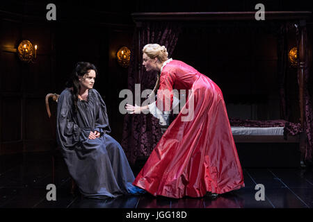 London, UK. 6. Juli 2017. L-r: Emma Cunniffe und Romola Garai. Nach einem ausverkauften Lauf im Swan Theatre in London in 2015 / 16 überträgt die Royal Shakespeare Company Produktion von Königin Anne, das Theatre Royal Haymarket vom 30. Juni für dreizehn wöchentlich begrenzt bis 30. September 2017 laufen. Queen Anne ist ein neues Spiel von Helen Edmundson geschrieben und unter der Regie von Natalie Abrahami. Mit Emma Cunniffe als Queen Anne/Prinzessin Anne, Romola Garai als Sarah Churchill/Herzogin von Marlborough. Bildnachweis: Bettina Strenske/Alamy Live-Nachrichten Stockfoto