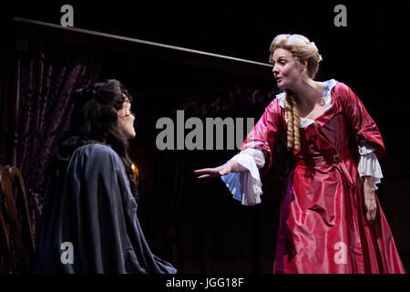 London, UK. 6. Juli 2017. L-r: Emma Cunniffe und Romola Garai. Nach einem ausverkauften Lauf im Swan Theatre in London in 2015 / 16 überträgt die Royal Shakespeare Company Produktion von Königin Anne, das Theatre Royal Haymarket vom 30. Juni für dreizehn wöchentlich begrenzt bis 30. September 2017 laufen. Queen Anne ist ein neues Spiel von Helen Edmundson geschrieben und unter der Regie von Natalie Abrahami. Mit Emma Cunniffe als Queen Anne/Prinzessin Anne, Romola Garai als Sarah Churchill/Herzogin von Marlborough. Bildnachweis: Bettina Strenske/Alamy Live-Nachrichten Stockfoto