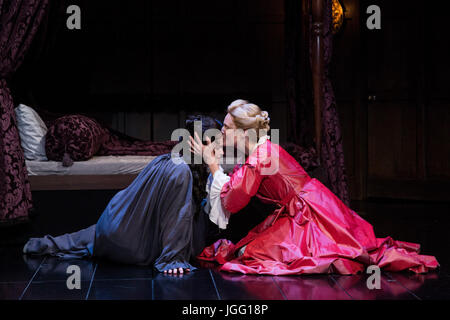 London, UK. 6. Juli 2017. L-r: Emma Cunniffe und Romola Garai. Nach einem ausverkauften Lauf im Swan Theatre in London in 2015 / 16 überträgt die Royal Shakespeare Company Produktion von Königin Anne, das Theatre Royal Haymarket vom 30. Juni für dreizehn wöchentlich begrenzt bis 30. September 2017 laufen. Queen Anne ist ein neues Spiel von Helen Edmundson geschrieben und unter der Regie von Natalie Abrahami. Mit Emma Cunniffe als Queen Anne/Prinzessin Anne, Romola Garai als Sarah Churchill/Herzogin von Marlborough. Bildnachweis: Bettina Strenske/Alamy Live-Nachrichten Stockfoto