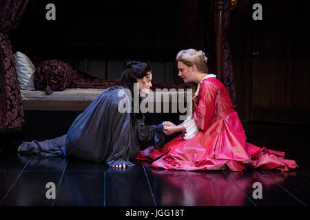 London, UK. 6. Juli 2017. L-r: Emma Cunniffe und Romola Garai. Nach einem ausverkauften Lauf im Swan Theatre in London in 2015 / 16 überträgt die Royal Shakespeare Company Produktion von Königin Anne, das Theatre Royal Haymarket vom 30. Juni für dreizehn wöchentlich begrenzt bis 30. September 2017 laufen. Queen Anne ist ein neues Spiel von Helen Edmundson geschrieben und unter der Regie von Natalie Abrahami. Mit Emma Cunniffe als Queen Anne/Prinzessin Anne, Romola Garai als Sarah Churchill/Herzogin von Marlborough. Bildnachweis: Bettina Strenske/Alamy Live-Nachrichten Stockfoto