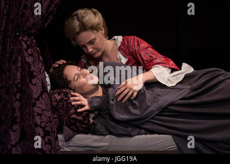 London, UK. 6. Juli 2017. L-r: Emma Cunniffe und Romola Garai. Nach einem ausverkauften Lauf im Swan Theatre in London in 2015 / 16 überträgt die Royal Shakespeare Company Produktion von Königin Anne, das Theatre Royal Haymarket vom 30. Juni für dreizehn wöchentlich begrenzt bis 30. September 2017 laufen. Queen Anne ist ein neues Spiel von Helen Edmundson geschrieben und unter der Regie von Natalie Abrahami. Mit Emma Cunniffe als Queen Anne/Prinzessin Anne, Romola Garai als Sarah Churchill/Herzogin von Marlborough. Bildnachweis: Bettina Strenske/Alamy Live-Nachrichten Stockfoto