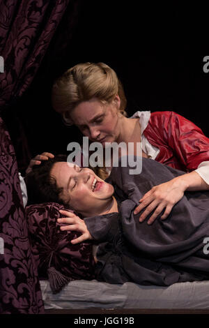 London, UK. 6. Juli 2017. L-r: Emma Cunniffe und Romola Garai. Nach einem ausverkauften Lauf im Swan Theatre in London in 2015 / 16 überträgt die Royal Shakespeare Company Produktion von Königin Anne, das Theatre Royal Haymarket vom 30. Juni für dreizehn wöchentlich begrenzt bis 30. September 2017 laufen. Queen Anne ist ein neues Spiel von Helen Edmundson geschrieben und unter der Regie von Natalie Abrahami. Mit Emma Cunniffe als Queen Anne/Prinzessin Anne, Romola Garai als Sarah Churchill/Herzogin von Marlborough. Bildnachweis: Bettina Strenske/Alamy Live-Nachrichten Stockfoto