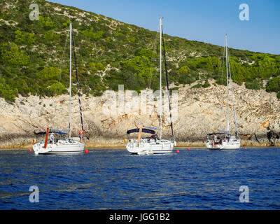 Ankern Yachten und kroatischen Landschaft, Kroatien, Sunmmer 2016 Stockfoto