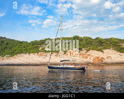 Yacht und kroatischen Landschaft, Kroatien, Sommer 2016 Stockfoto