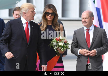 Hamburgs erster Bürgermeister Olaf Scholz (r) Begrüßt Den Präsidenten der Vereinigten Staaten von Amerika (USA), Donald Trump (l), Und seine Ehefrau Melania am 06.07.2017 Nach Ihrer Ankunft in Hamburg Zum G20-erkundet. Der G20-wurde der Staats-Und Regierungschefs Semesters bin 7. Und 8. Juli 2017 in Hamburg Statt. Foto: Bernd Von Jutrczenka/dpa Stockfoto