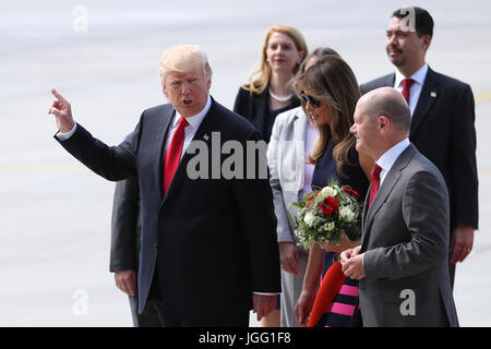 Hamburgs erster Bürgermeister Olaf Scholz (r) Begrüßt Den Präsidenten der Vereinigten Staaten von Amerika (USA), Donald Trump (l), Und seine Ehefrau Melania am 06.07.2017 Nach Ihrer Ankunft in Hamburg Zum G20-erkundet. Der G20-wurde der Staats-Und Regierungschefs Semesters bin 7. Und 8. Juli 2017 in Hamburg Statt. Foto: Jens Büttner/Dpa-Zentralbild/dpa Stockfoto